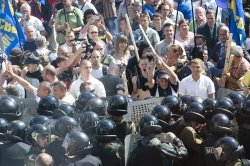 На площі перед ВР відбулися сутички між правоохоронцями і мітингувальниками (прибічниками партій «Свобода», радикальної Партії Олега Ляшка, інших, які висловлювались проти змін до Конституції, які цього дня були винесені на голосування ВР)