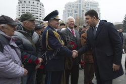 У місті Києві відбулася церемонія покладання квітів до могили Невідомого солдата з нагоди 71-ої річниці визволення України від фашистів за участі  Верховної Ради України Володимира Гройсмана