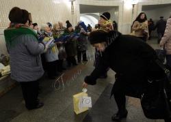 Київ. На  станції метро Університет, хор клуба «Золота осінь» ГО «Люб’ячі серця» Солом’янского району м.Київ співає щедрівки та збирає кошти для потреб бійців в АТО.