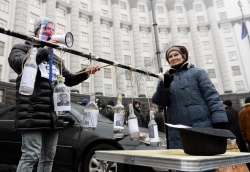 Біля Кабінету Міністрів України актори театру вуличної сатири розіграли перфоманс: “Друга спиртова симфонія Яценюка”  проти приватизації стратегічних підприємств України.