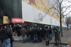 Київ, активісти зібралися біля  Будинку Профспілок, щоб зупинити незаконні будівельні роботи та не дозволити руйнувати пам'ятку історії - символ Помаранчевої Революції та Революції Гідності. 