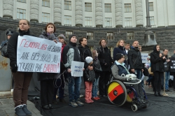 Київ. Біля КМУ відбулась акція  пацієнтів України із різними тяжкими хворобами «Чорний вівторок»