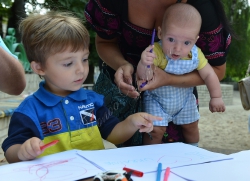 Київ, біля великого дитячого майданчика у Парку Шевченка Міжнародний благодійний фонд «Я люблю Україну»