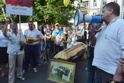 Під Окружним адміністративним судом міста Києва, який у цей день розглядатиме справу за позовом Міністерства юстиції про заборону Комуністичної партії України, відбувся народний суд над КПУ