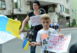 Київ. Громадські активісти  пікетують  посольство  Франції з вимогою припинити продаж кораблів 