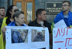 Київ. Біля АПУ відбулась акція, з вимогою оголосити загальнонаціональний траур за загиблими на сході країни в результаті обстрілів терористами.