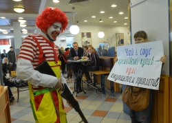 Київ. Громадські активісти провели акцію у ресторані  швидкого харчування “Макдональдз”