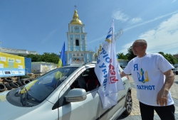 Київ . Об'єднання колон учасників автопробігу на Михайлівській площі, де відбудеться символічний запуск білих повітряних кульок та білих голубів миру, як ознаки єднання справжніх громадян своєї країни - патріотів України. 