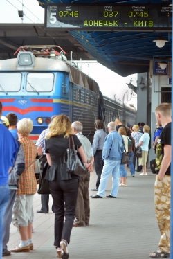 Київ. Центральний Залізничий вокзал. Прибуття потяга із Донецька.