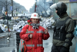 Київ, вул. Грушевського. Активісти створюють пункт пропуску на вулицю.