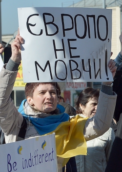 Київ. Біля посольств країн ЄС відбулась акція, під час якої  учасники вимагали запровадження  жорстких економічних санкцій проти Росії у зв'язку з окупацією російськими військами української території - Кримського півострова