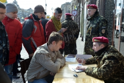 Київ. На вул. Хрещатик триває набір добровольців до лав Національної гвардії України