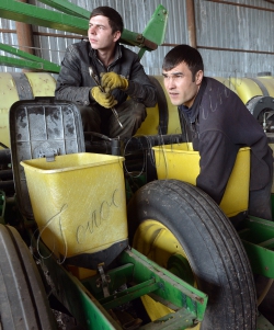 Черкаська обл. Одними з перших завершили посівну ранніх зернових культур аграрії СТОВ «Агрокомплекс «Степанецьке»(Канівський район Черкаської області)