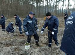 До Дня довкілля рятувальники Київщини разом із працівниками Ірпінського лісництва Київського Держлісгоспу провели спільну акцію «Посади дерево - збережи ліс» (с. Червоний Хутір Києво-Святошинського району)