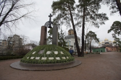 Голова ВР України Володимир Гройсман, Президент України Петро Порошенко, віце-прем’єр-міністр - міністр регіонального розвитку та ЖКГ Геннадій Зубко вшанували пам’ять учасників ліквідації аварії на Чорнобилоьській АЕС