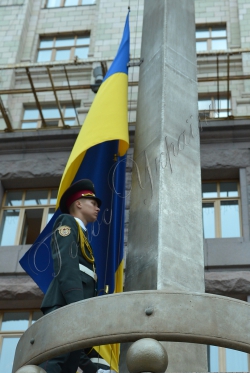 Перед будинком Київської міської державної адміністрації відбулась церемонія підняття Державного Прапора України