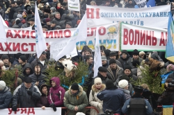 Перед  Верховною Радою України проходить мітинг представників аграрних
і профспілкових організацій