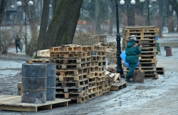 Київ. Маріїнський парк. Прихильники Партії регіонів згорнули наметове містечко на підтримку Президента.