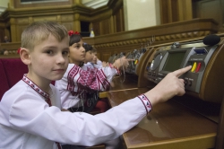 Діти з усіх регіонів України завітали до Верховної Ради. Це не просто дітки - це сироти та ті, що втратили батьків у зоні АТО. До них прийшов Святий Миколай і Голова ВР України Володимир Гройсман  з подарунками