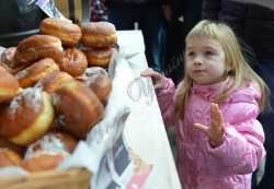 Львів.  На площі Ринок відбулосьVII Міське свято пампуха. Гості заходу змагались за звання Найкращої господині, Найкращого пампухоїда, Наймилішого ангела та Найкапоснішого чортика