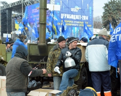 Київ. Маріїнський парк. Акція прихильників Партії регіонів на підтримку діючої влади