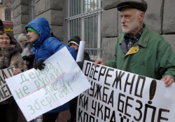 Біля Служби безпеки України відбулась акція «Забудовники! Граблі геть від Голосіївського лісу!»