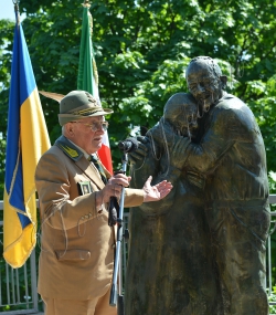 Голова КМДА Олександр Попов взяв участь у відкритті скульптури «Історія кохання»