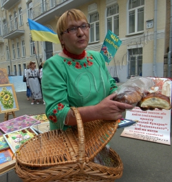 Біля  АПУ (вул. Банкова, 11) пройшла акція жінок-підприємців-майстринь, присвячена Міжнародному дню сім’ї, що встановлений Генеральною Асамблеєю ООН у 1993-му і відзначається щорічно 15 травня