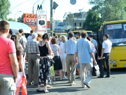 Київ. Станція метро «Нивки». Після раптового припинення руху метрополітену пасажирам було запропоновано
скористатися наземним транспортом