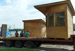 Київ. Берег Русанівської затоки огороджено металевою сіткою