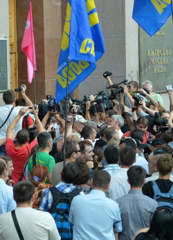 Біля КМДА паралельно було проведено декілька акцій.