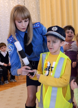 Дитячий садок №201. Дарницький район Києва. Співробітники ДАІ провели урок для дітей з правил безпеки на дорозі.
