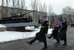 Напередодні Дня захисника Вітчизни відбулося покладання квітів до пам’ятника Визволителям Києва на проспекті Перемоги.