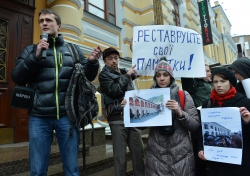 Активісти Гостиного двору прийшли до посольства Кіпру на знак протесту проти дій формально кіпрських інвесторів, котрі руйнують історико-культурну спадщину українців. 
