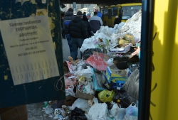 Снігові кучугури на зупинках громадського транспорту біля метро «Святошин».