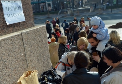 Біля КМДА відбулися Загальні збори громадян м. Києва. Питання:  зловживання монопольним становищем у сфері надання комунальних послуг з утримання будинків та прибудинкової території ЖЕКами та виробниками комунальних послуг;