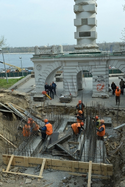 До святкування 1025-ліття Хрещення Русі в парку Хрещатий проходить реконструкція Колони Магдебурзького права й  обновлення сходів, які стануть частиною цілого комплексу, присвяченого 1025-літтю Хрещення Русі.