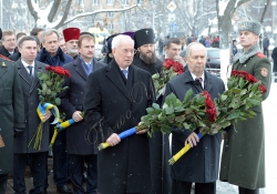 Київ. Голова Верховної Ради Володимир Рибак, Прем’єр-міністр України Микола Азаров взяли участь у церемонії покладання  квітів до пам’ятного знака «Воїнам Чорнобиля» та Меморіального кургану «Героям Чорнобиля»