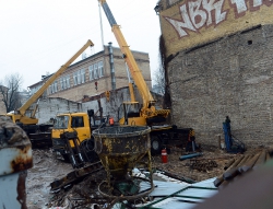 На території незаконної забудови в Десятинному провулку, 3--5 громадські активісти вручили представникам УПЦ КП і забудовникам припис про припинення земляних робіт, виданий ГУ охорони культурної спадщини КМДА