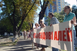 На вулиці Московській на Печерську о 17.00 відбулися збори киян, обурених знищенням алеї по вулиці Московській та будівництвом паркінгу на ній.