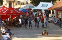 Київ, парк ім. Тараса Шевченка.
Торгові намети заважають відпочивальникам.
