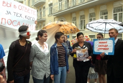 Біля АПУ  в Міжнародний день проти катувань правозахисники провели всеукраїнську акцію-виставу, в якій продемонструють необхідність створення системи належного розслідування численних випадків катувань в Україні. 