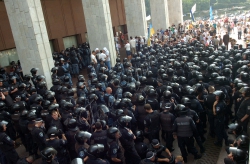 Учасники мітингу проти мовного закону біля Українського будинку, в Києві