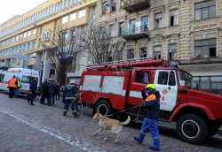 Київ. У центрі столиці, на вулиці Богдана Хмельницького, обвалилися внутрішні перекриття у нежилій п'ятиповерховій будівлі, в якій велися ремонтні роботи. Наразі рятувальники шукають та дістають з-під завалів людей.