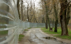 Київ, Труханов острів.
Забудова поблизу Пішохідного мосту 
