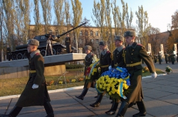 Покладання квітів до пам‘ятника «Танкістам - визволителям міста Києва» з нагоди 68-ї річниці визволення Києва від фашистських загарбників. Урочистості відбулися за участю голови КМДА О. Попова