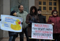 Місцеві жителі, які борються проти ущільнювальної забудови, пікетували пленарное засідання Київської міської ради. Девіз акції: «Злобудовники! Припиніть руйнувати наше місто!». 