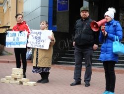 До прокуратури м.Києва активісти принесли цеглини зі зруйнованих забудовниками історичних будівель. Девіз акції: «Пам’ятати все. Не прощати нічого»