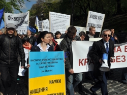 Українські науковці провели акцію протесту під Кабінетом міністрів і Верховною Радою з вимогою виділити достатнє фінансування Національній академії наук України (НАНУ) та галузевим академіям наук. 