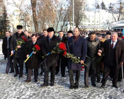 Прем’єр-міністр Микола Азаров, перший заступник Голови Верховної Ради Адам Мартинюк взяли участь у церемонії покладання квітів до пам’ятника воїнам-афганцям